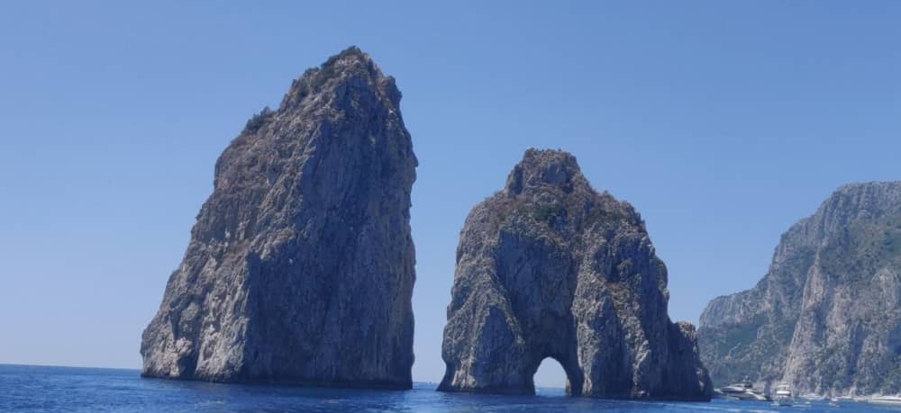 PRIVATE BOAT TOUR AMALFI COAST & CAPRI | MeL2 YACHT EXPERIENCE: pure relaxation on the crystal-clear waters of the Italian blue.
