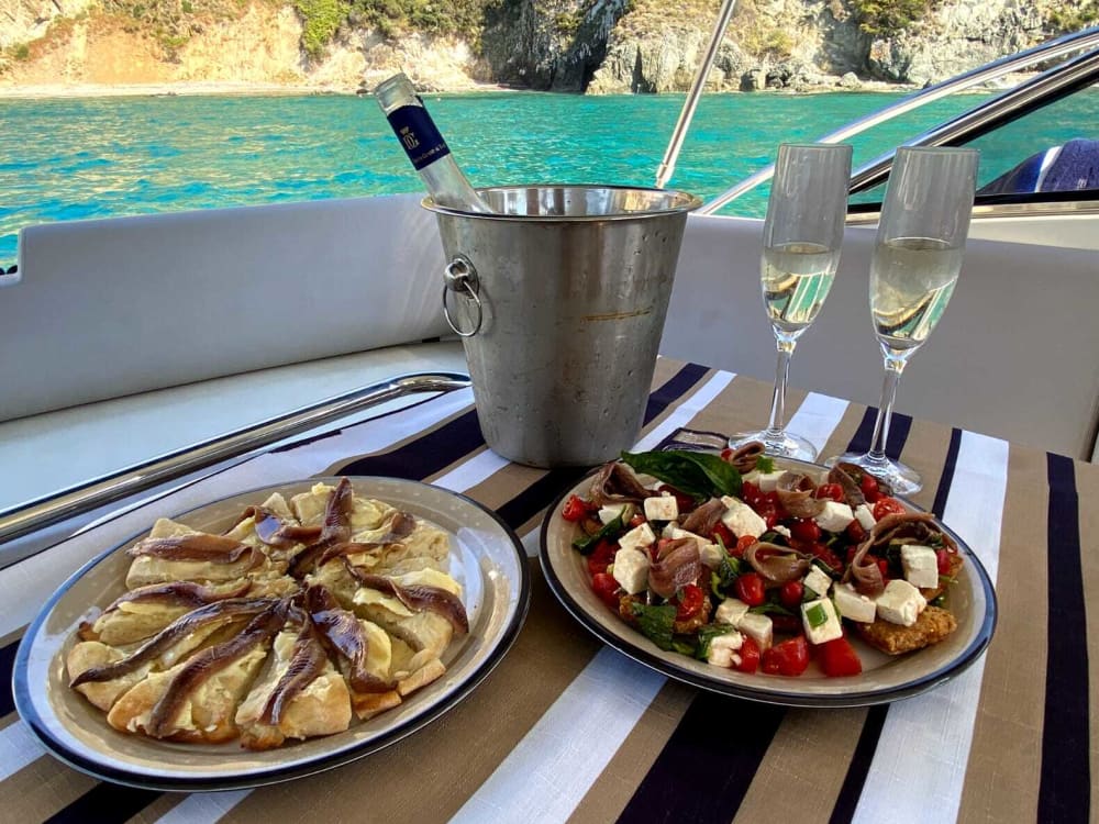 PRIVATE BOAT TOUR AMALFI COAST & CAPRI | MeL2 YACHT EXPERIENCE: pure relaxation on the crystal-clear waters of the Italian blue.