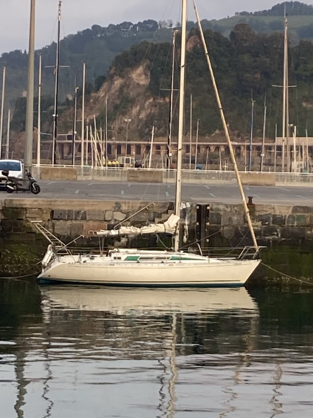 Traccia la rotta verso la gioia: una giornata intera di autentica navigazione a vela alle Bermeo a bordo di una barca a vela.