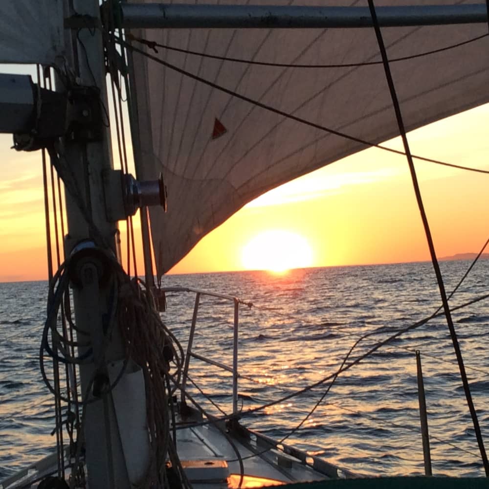 Traccia la rotta verso la gioia: una giornata intera di autentica navigazione a vela alle Bermeo a bordo di una barca a vela.