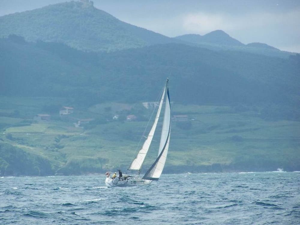 Traccia la rotta verso la gioia: una giornata intera di autentica navigazione a vela alle Bermeo a bordo di una barca a vela.
