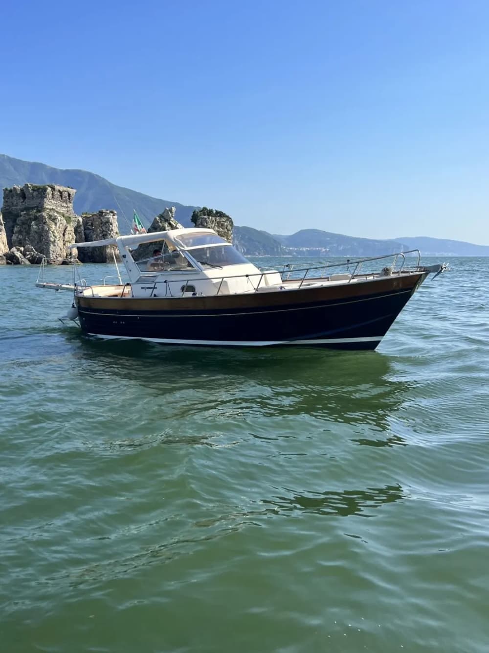 Capri: 3 timmars rundtur mellan havet och Faraglioni