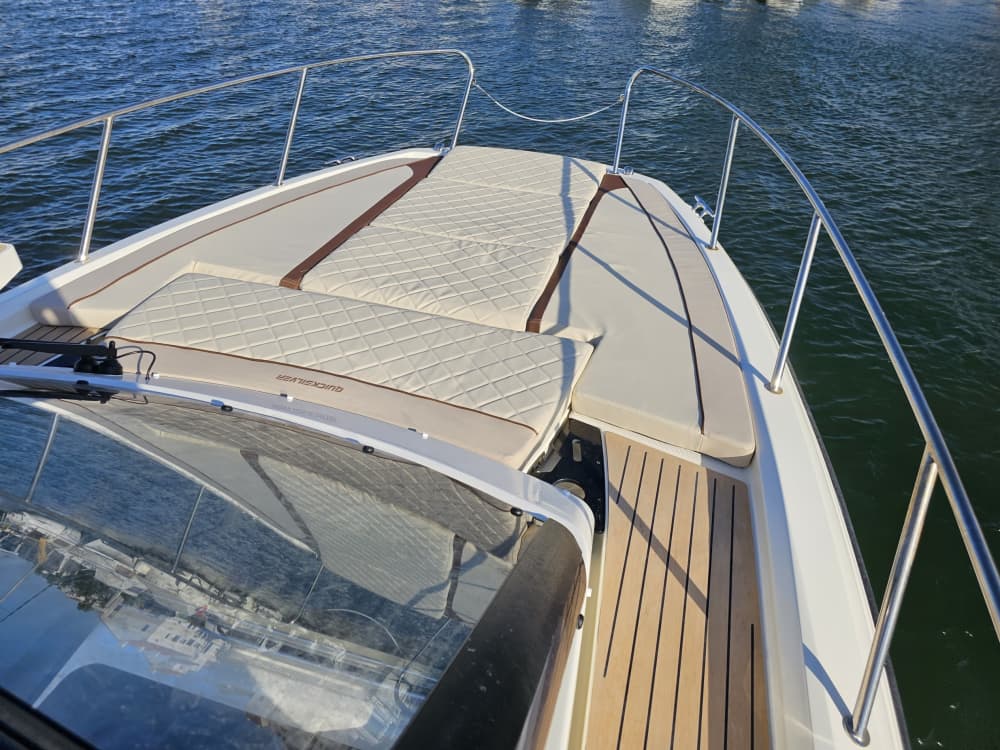 Goditi 8 ore e 30 minuti a bordo di un motoscafo a Saint-Cyprien.