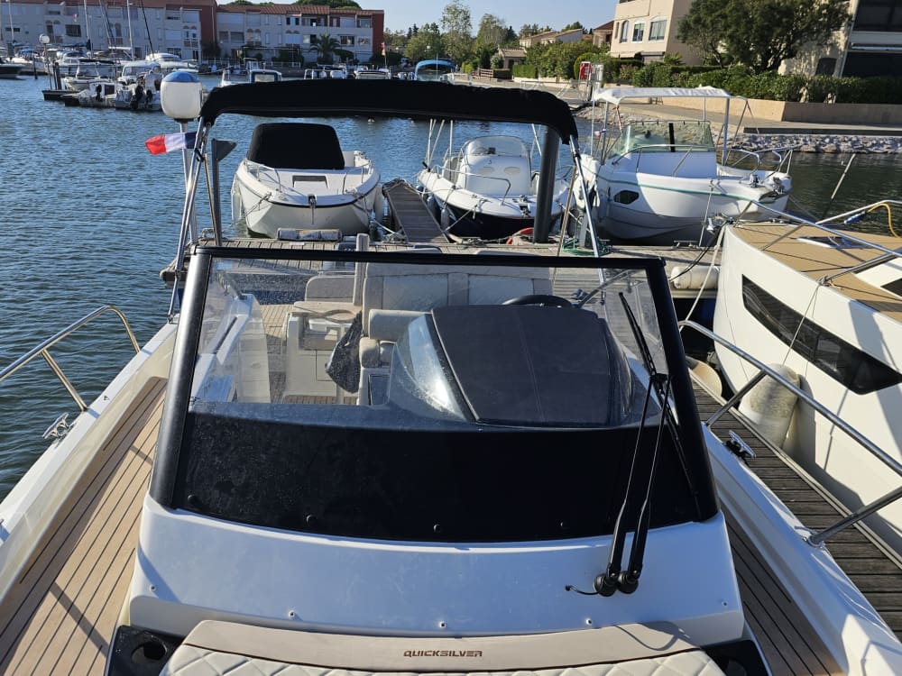 Goditi 8 ore e 30 minuti a bordo di un motoscafo a Saint-Cyprien.