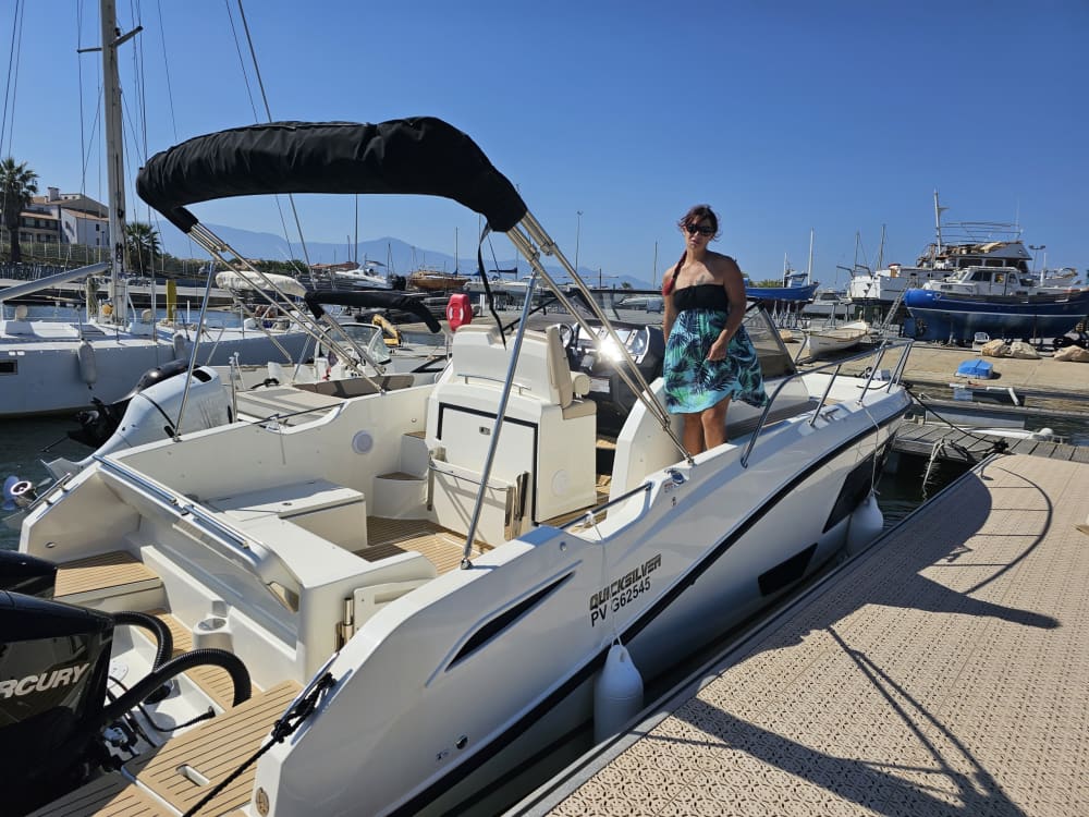 Goditi 8 ore e 30 minuti a bordo di un motoscafo a Saint-Cyprien.