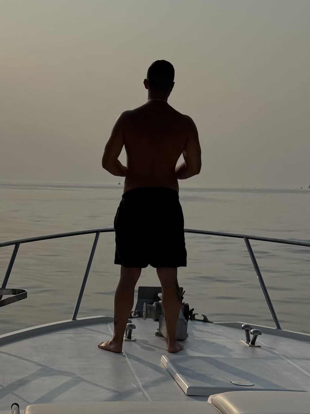 Sonnenuntergangsfahrt: Goldene Stunde im Mittelmeer