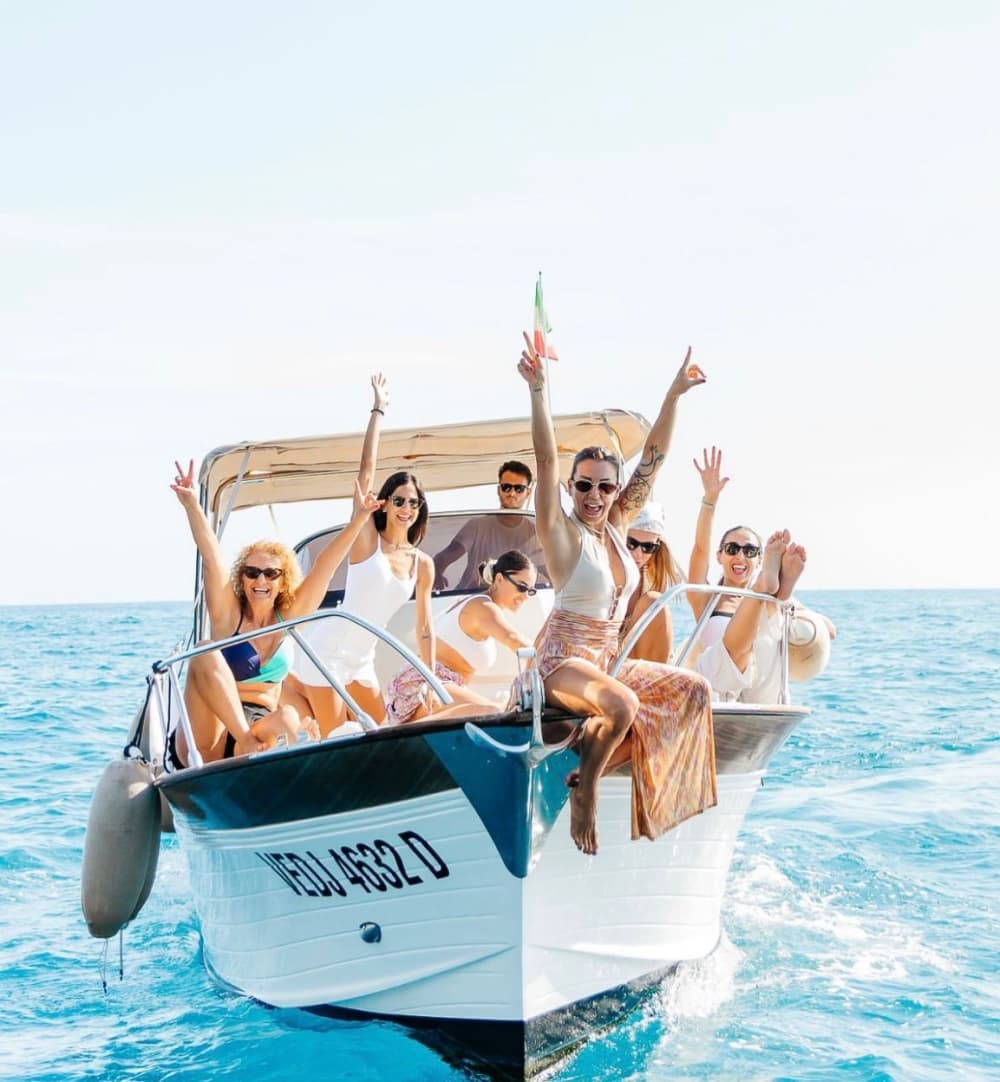 La tua barca a motore privata per una giornata alla scoperta di La Spezia.