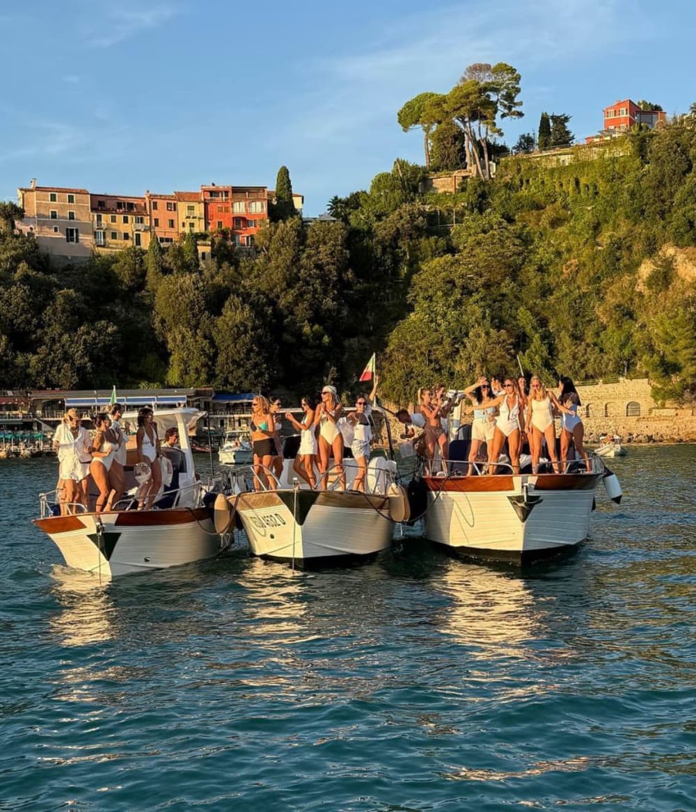 La tua barca a motore privata per una giornata alla scoperta di La Spezia.