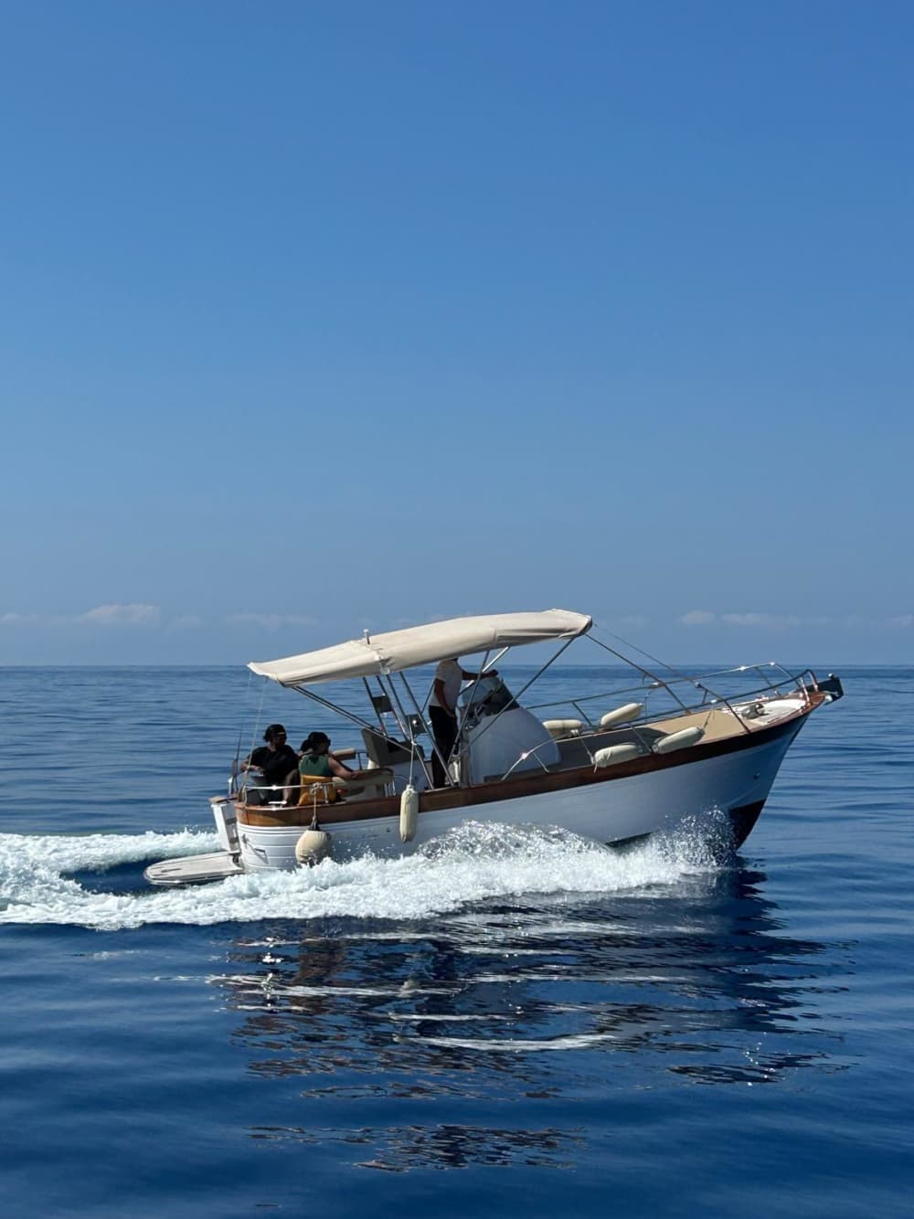 La tua barca a motore privata per una giornata alla scoperta di La Spezia.