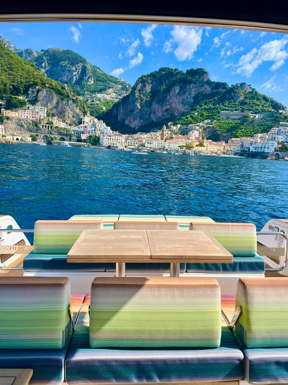 Luxe cruise van een hele dag langs de Amalfikust – van verborgen baaien tot iconische steden