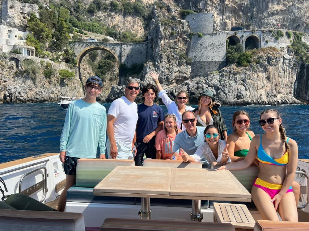 Luxe cruise van een hele dag langs de Amalfikust – van verborgen baaien tot iconische steden