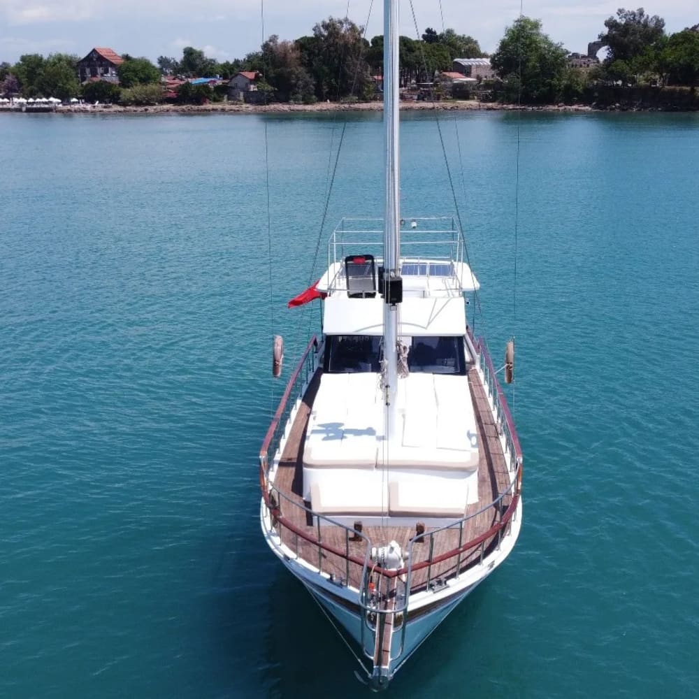 Genießen Sie einen ganzen Tag Segeln in Side auf einem Segelboot