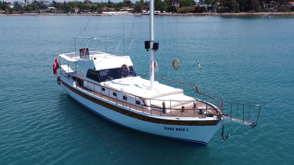 Genießen Sie einen ganzen Tag Segeln in Side auf einem Segelboot