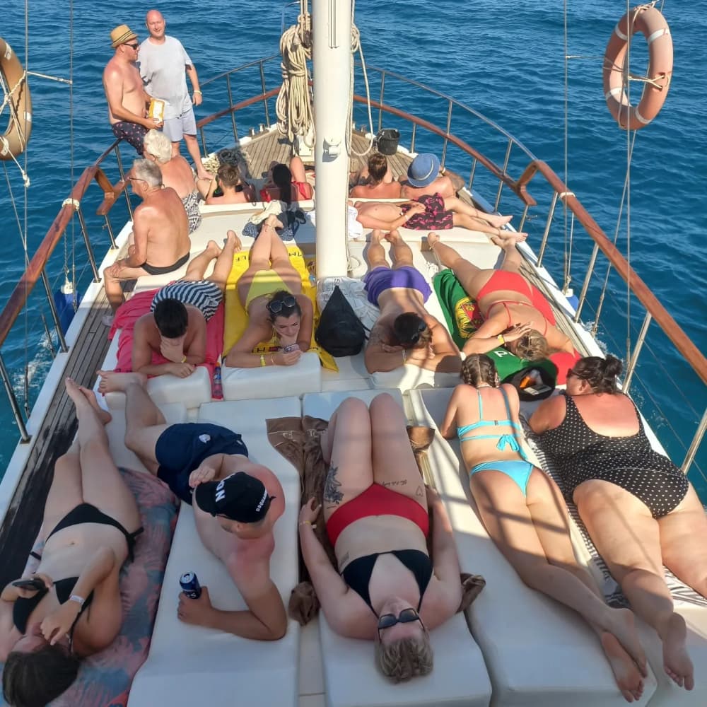 Genießen Sie einen ganzen Tag Segeln in Side auf einem Segelboot