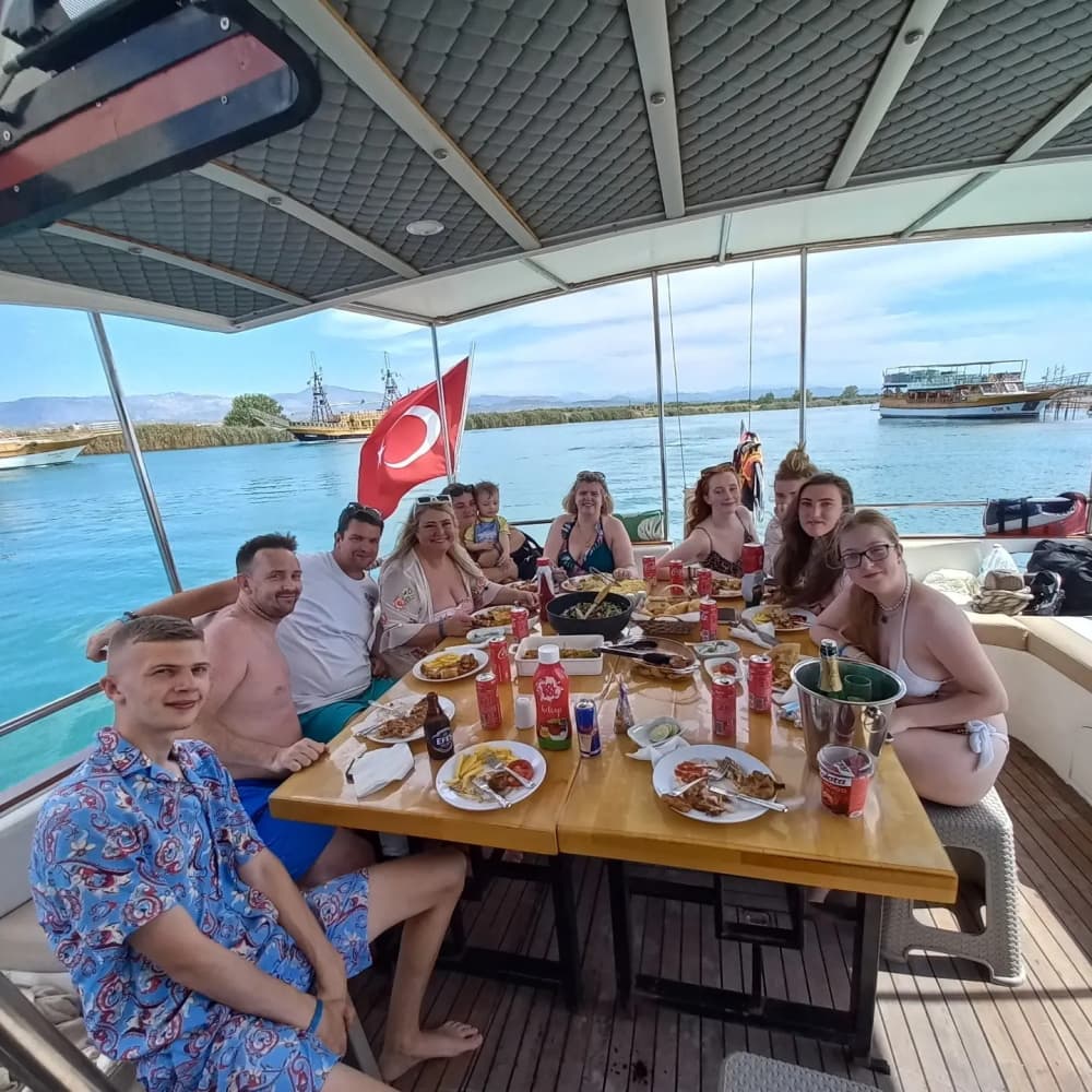 Genießen Sie einen ganzen Tag Segeln in Side auf einem Segelboot