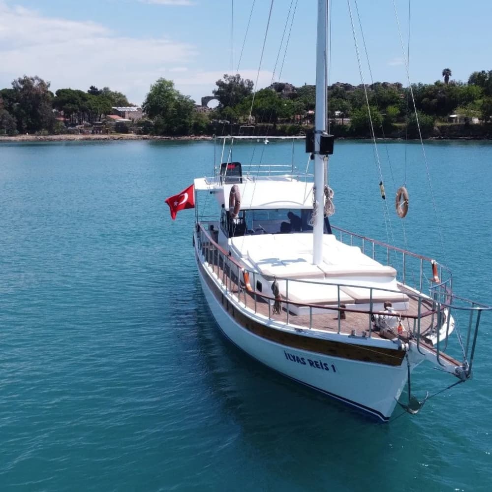 Genießen Sie einen ganzen Tag Segeln in Side auf einem Segelboot