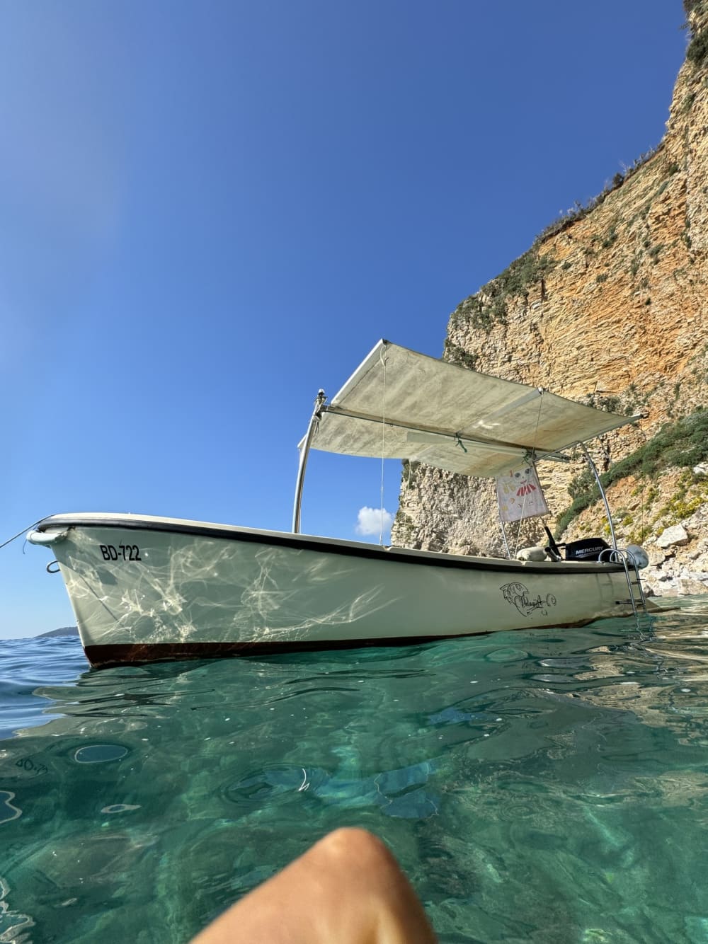 Scopri Budva: una giornata intera di sole a bordo di un motoscafo.