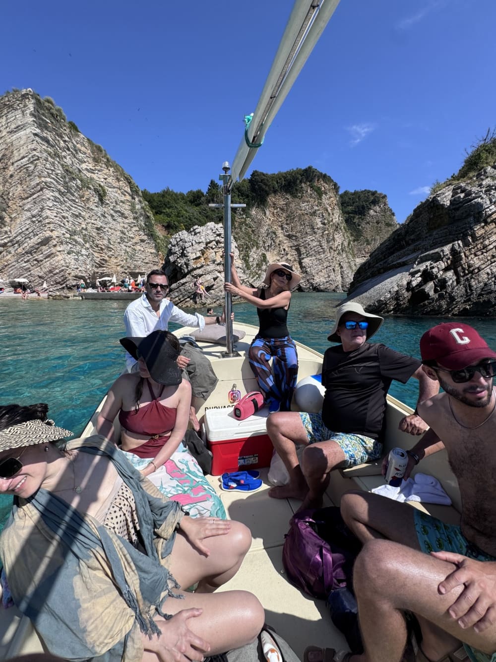 Scopri Budva: una giornata intera di sole a bordo di un motoscafo.