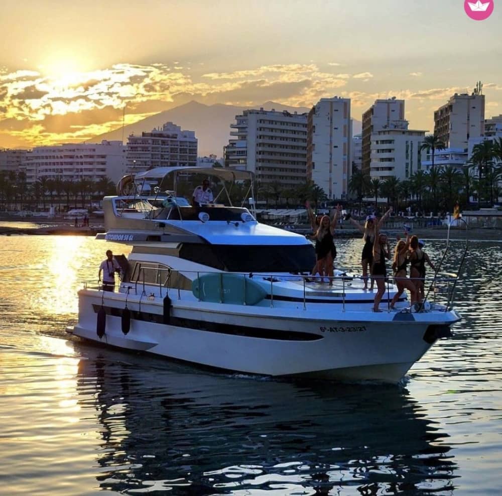 Paseo en Yate al Atardecer desde Marbella – Experiencia Premium con Cava y Aperitivo