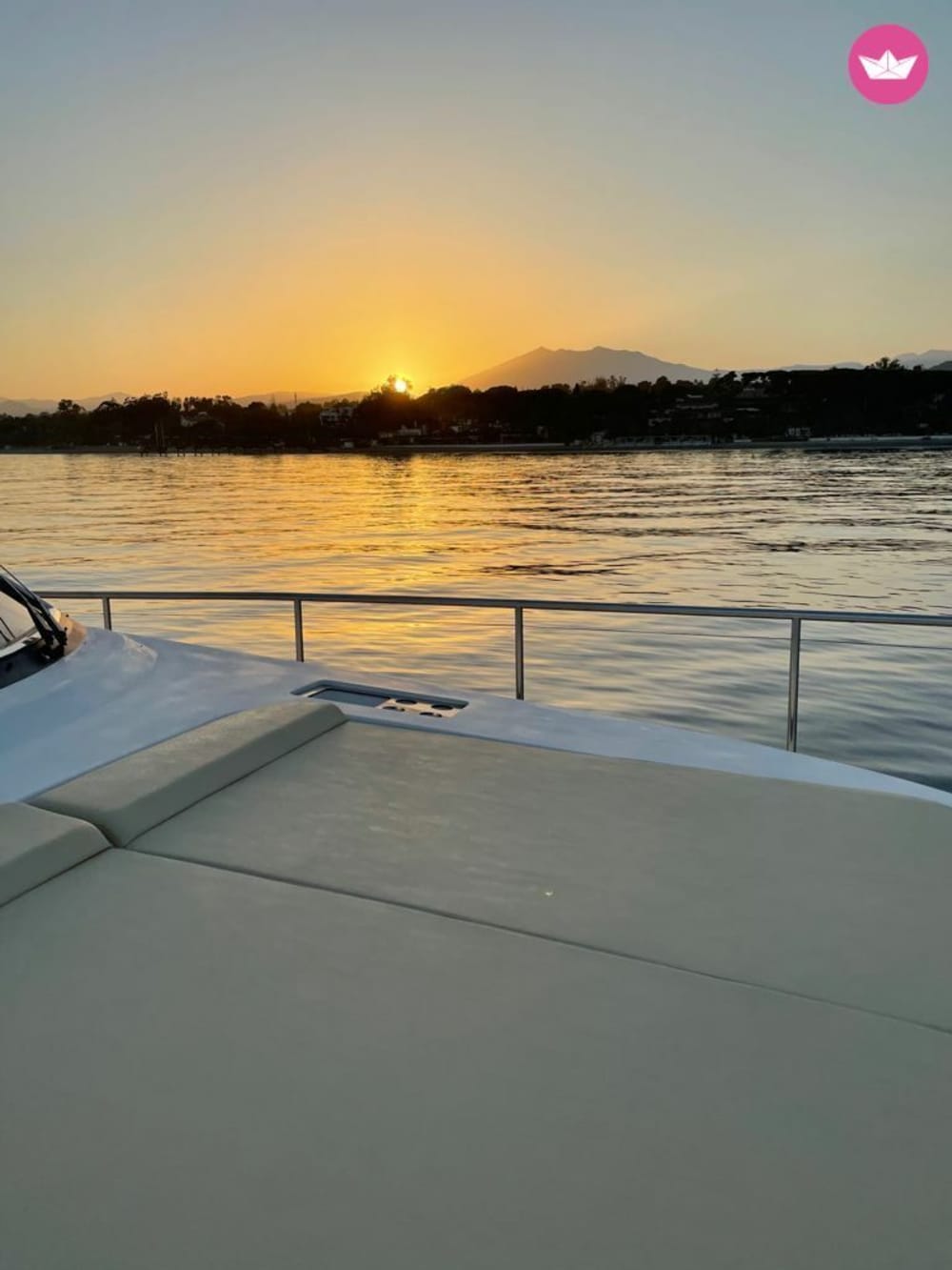 Paseo en Yate al Atardecer desde Marbella – Experiencia Premium con Cava y Aperitivo