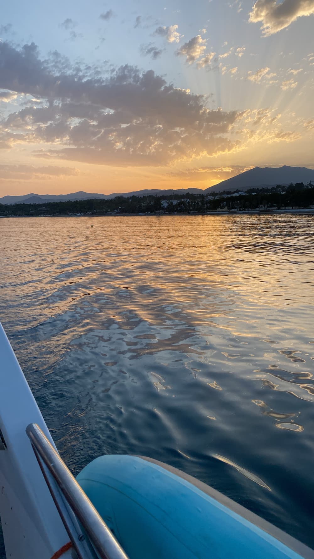 Paseo en Yate al Atardecer desde Marbella – Experiencia Premium con Cava y Aperitivo