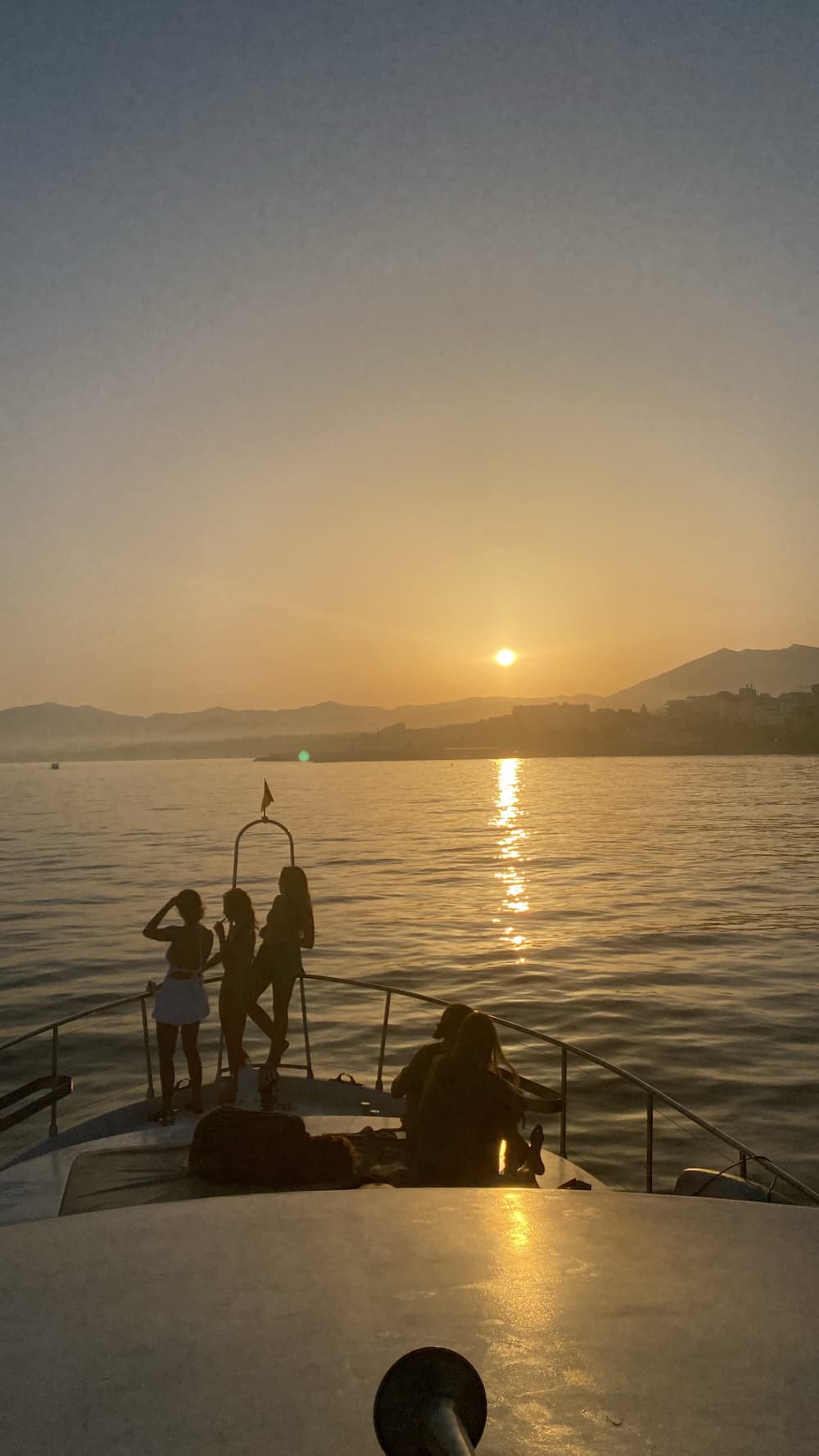 Paseo en Yate al Atardecer desde Marbella – Experiencia Premium con Cava y Aperitivo