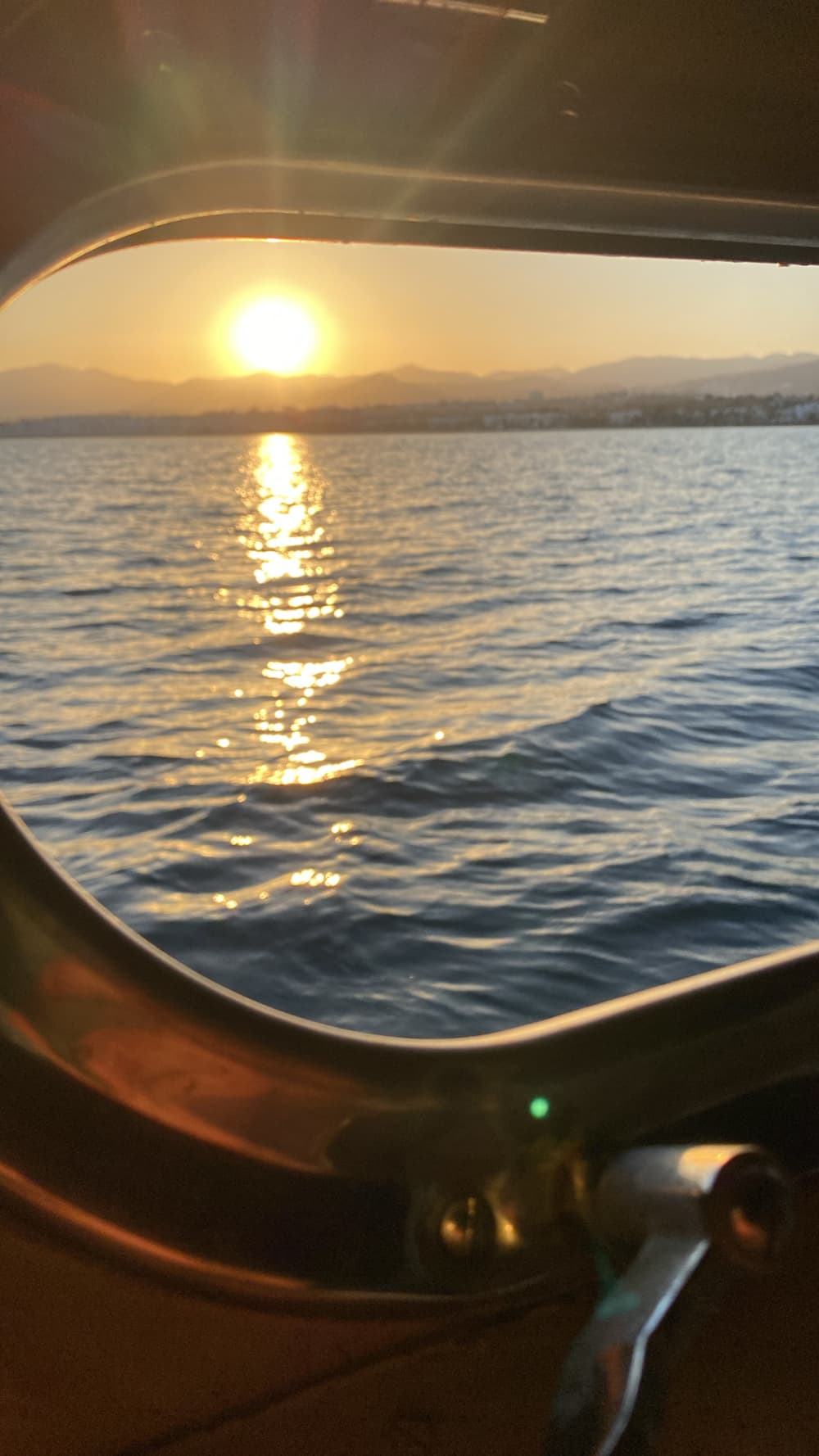 Paseo en Yate al Atardecer desde Marbella – Experiencia Premium con Cava y Aperitivo