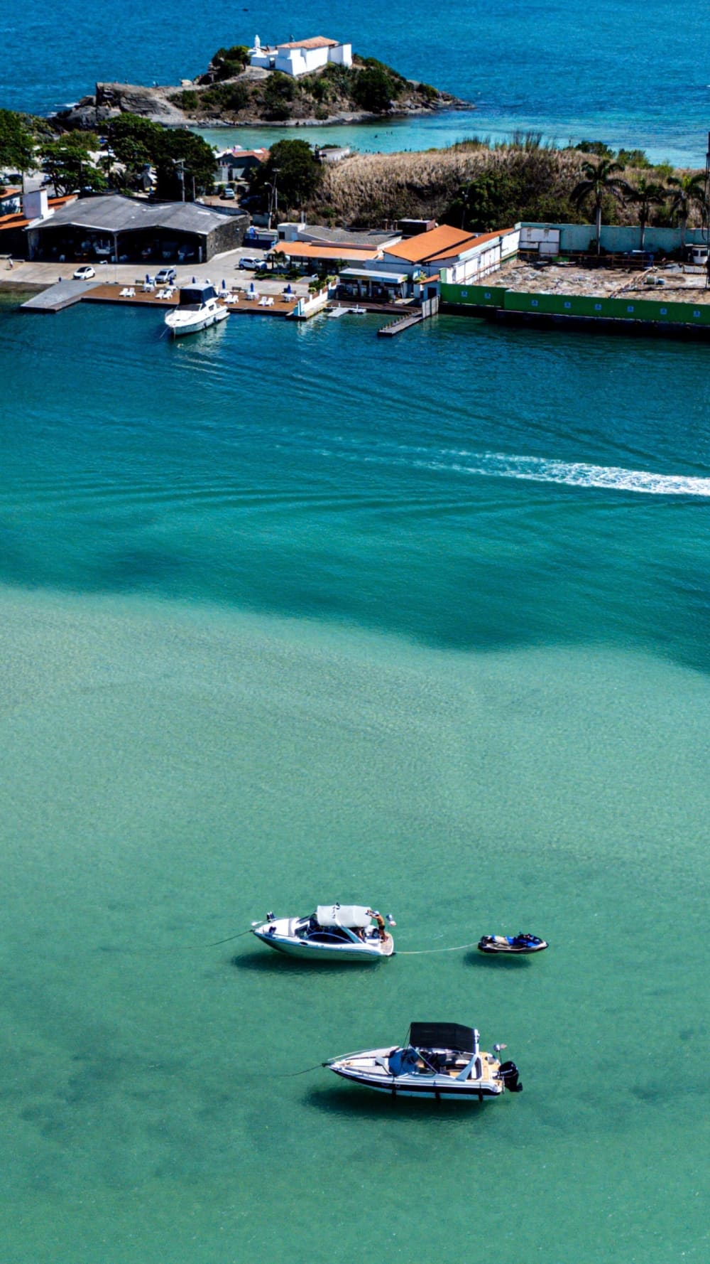 Profitez d'une journée complète en bateau à moteur à Cabo Frio