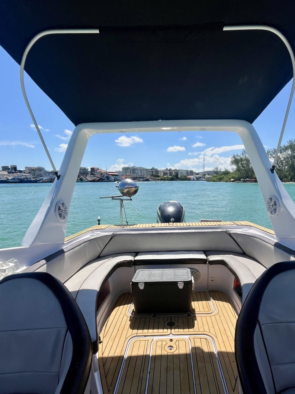 Profitez d'une journée complète en bateau à moteur à Cabo Frio