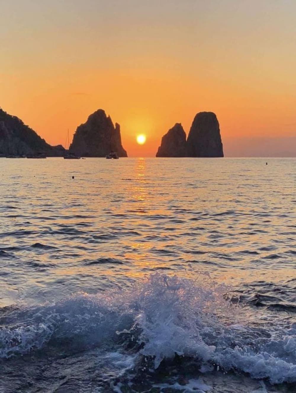 Navega entre los Faraglioni al atardecer.