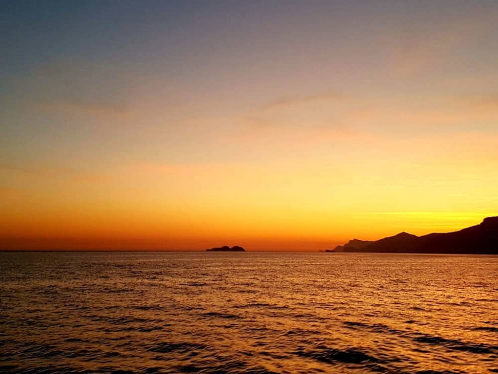 Respirez la beauté du coucher de soleil sur la côte de Sorrente