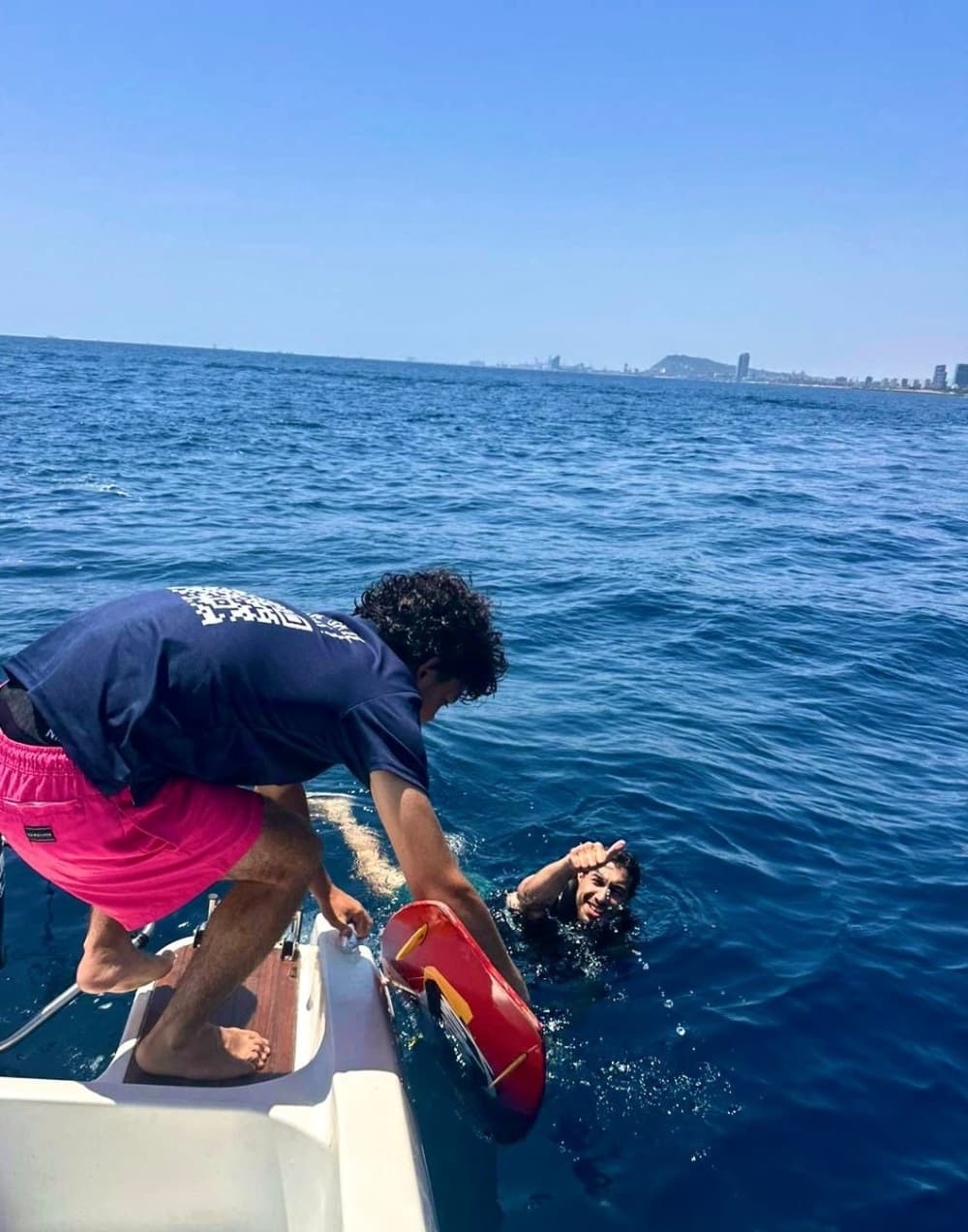 Halbtägiges Abenteuer - Wassersport & Entspannung in Barcelona