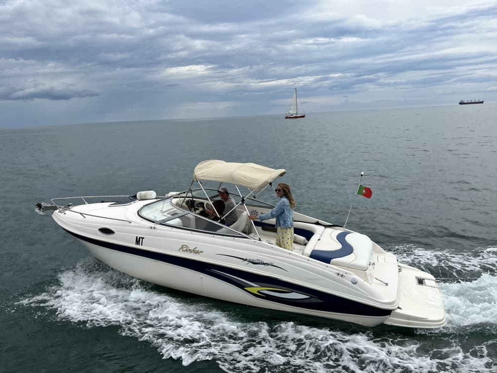 From 1h/4pax in Lisbon: rent a motorboat with skipper and enjoy
