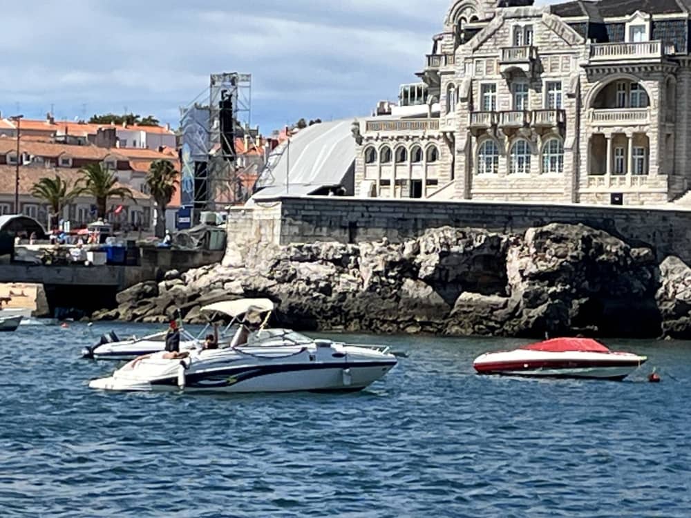 From 1h/4pax in Lisbon: rent a motorboat with skipper and enjoy