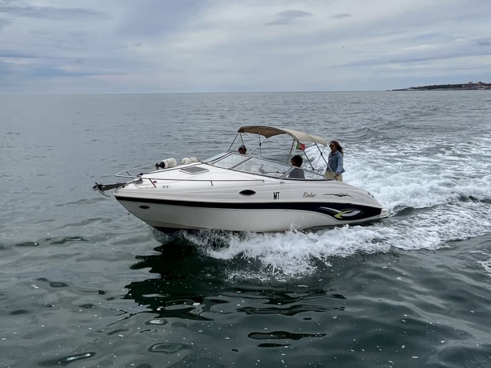À partir d'1h/4 personnes à Lisbonne : louez un bateau à moteur avec skipper et profitez-en !