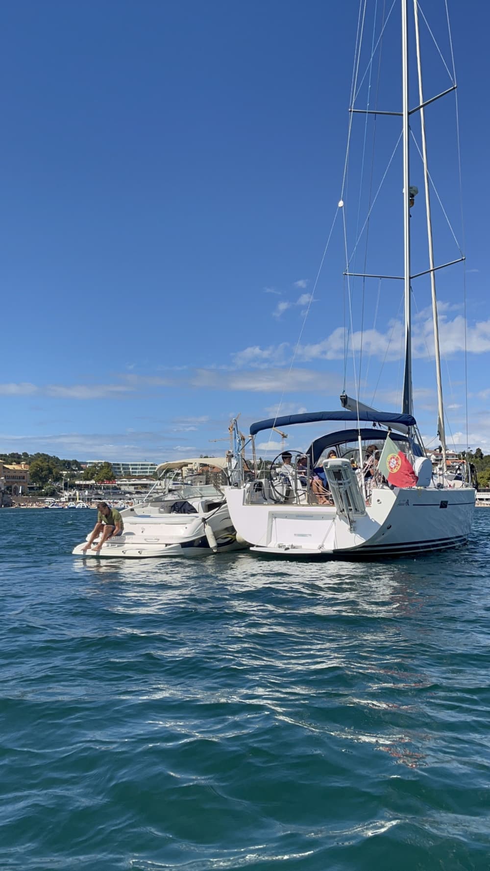 From 1h/4pax in Lisbon: rent a motorboat with skipper and enjoy
