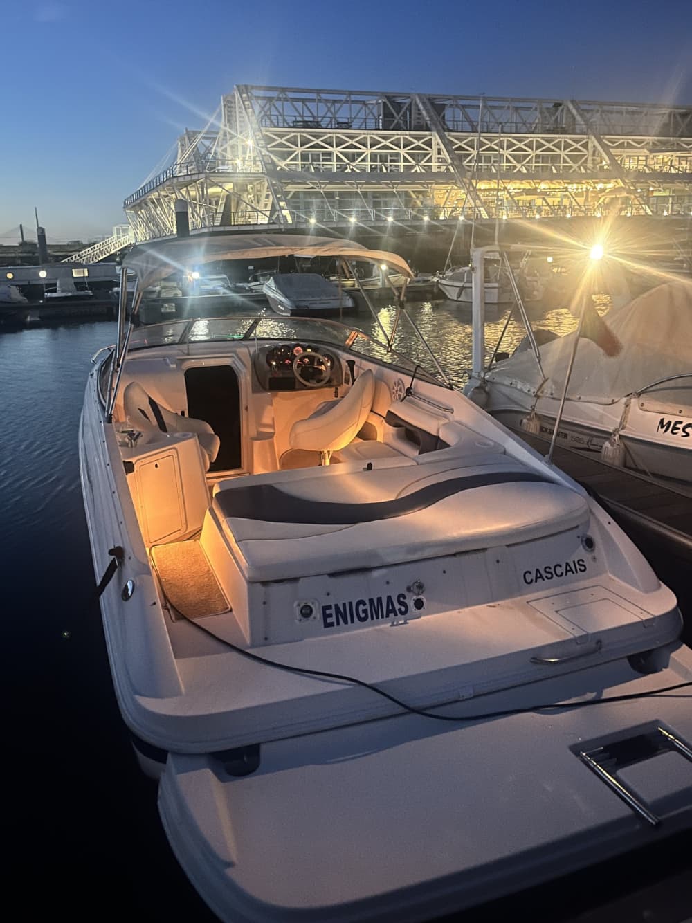 From 1h/4pax in Lisbon: rent a motorboat with skipper and enjoy
