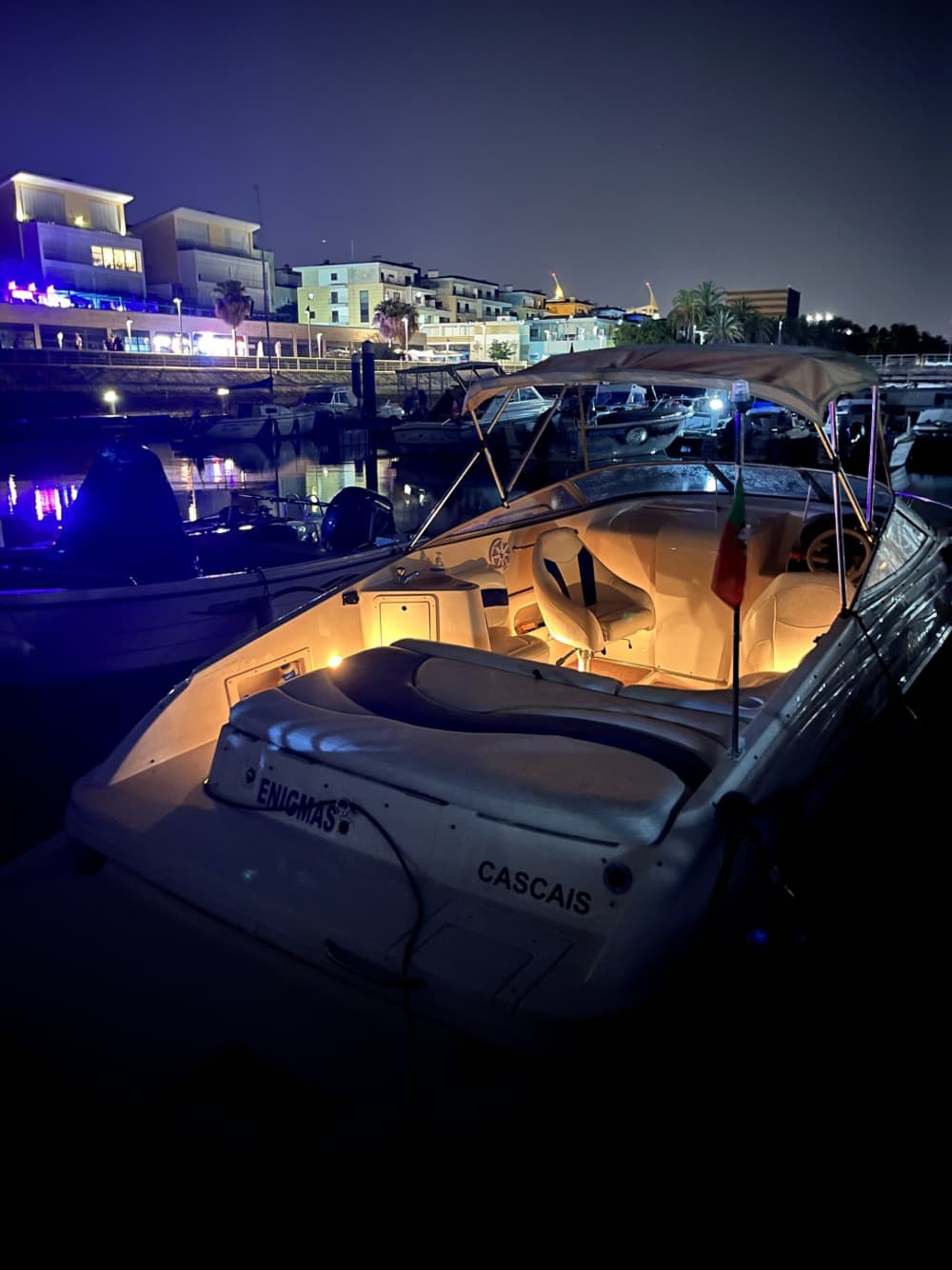 From 1h/4pax in Lisbon: rent a motorboat with skipper and enjoy