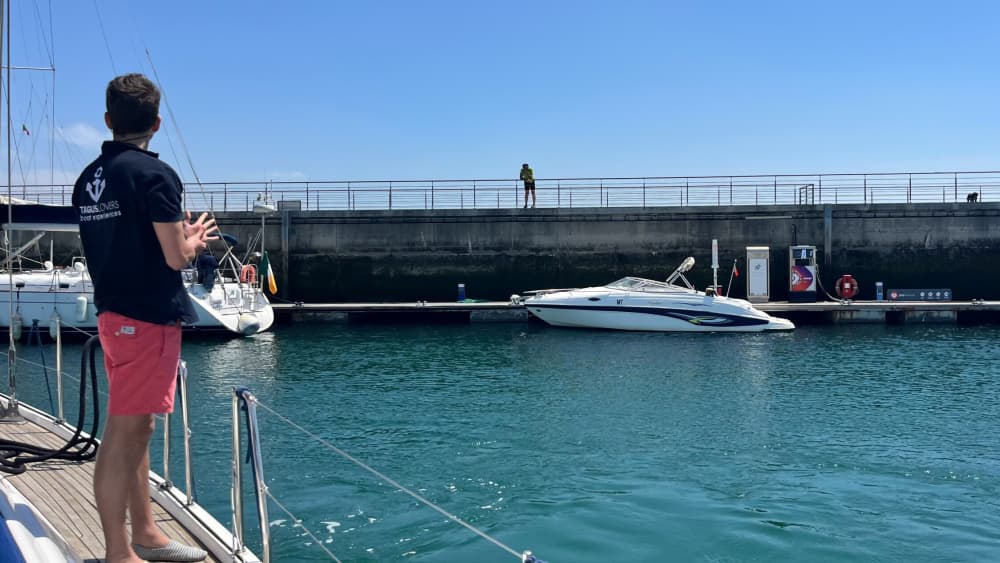 From 1h/4pax in Lisbon: rent a motorboat with skipper and enjoy