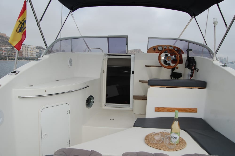 Ontdek de kust van Alicante: een complete dagtocht aan boord van een motorboot