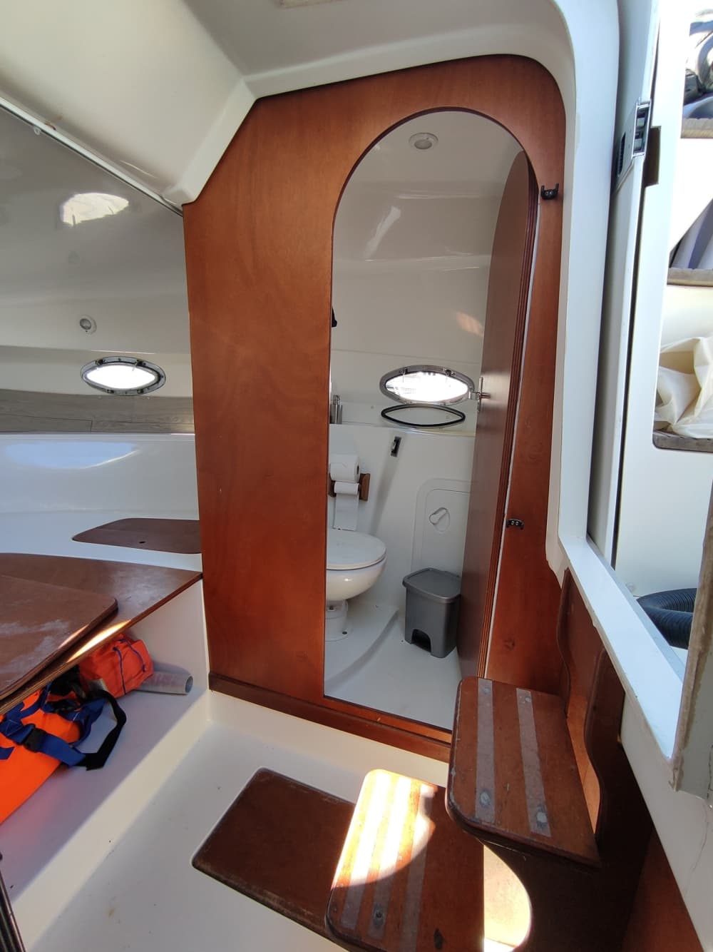 Ontdek de kust van Alicante: een complete dagtocht aan boord van een motorboot