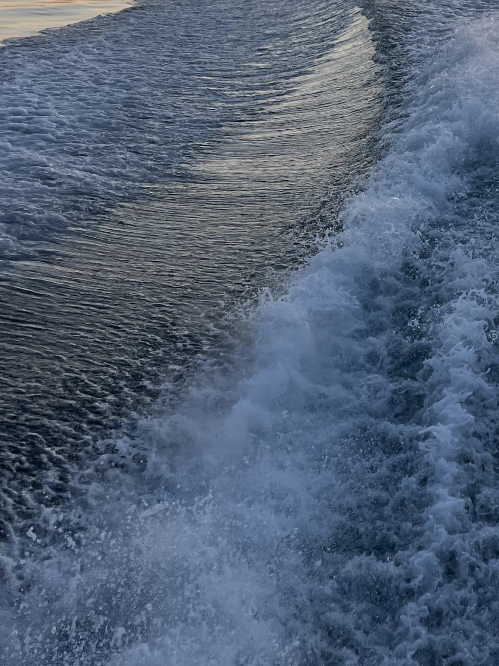 PASSEIO AO PÔR DO SOL - Uma experiência única para descobrir a beleza das Ilhas Pakleni ao pôr do sol. Relaxe no barco, aprecie o mar cristalino e observe o sol desaparecer lentamente no horizonte enquanto o céu se tinge de dourado e rosa.