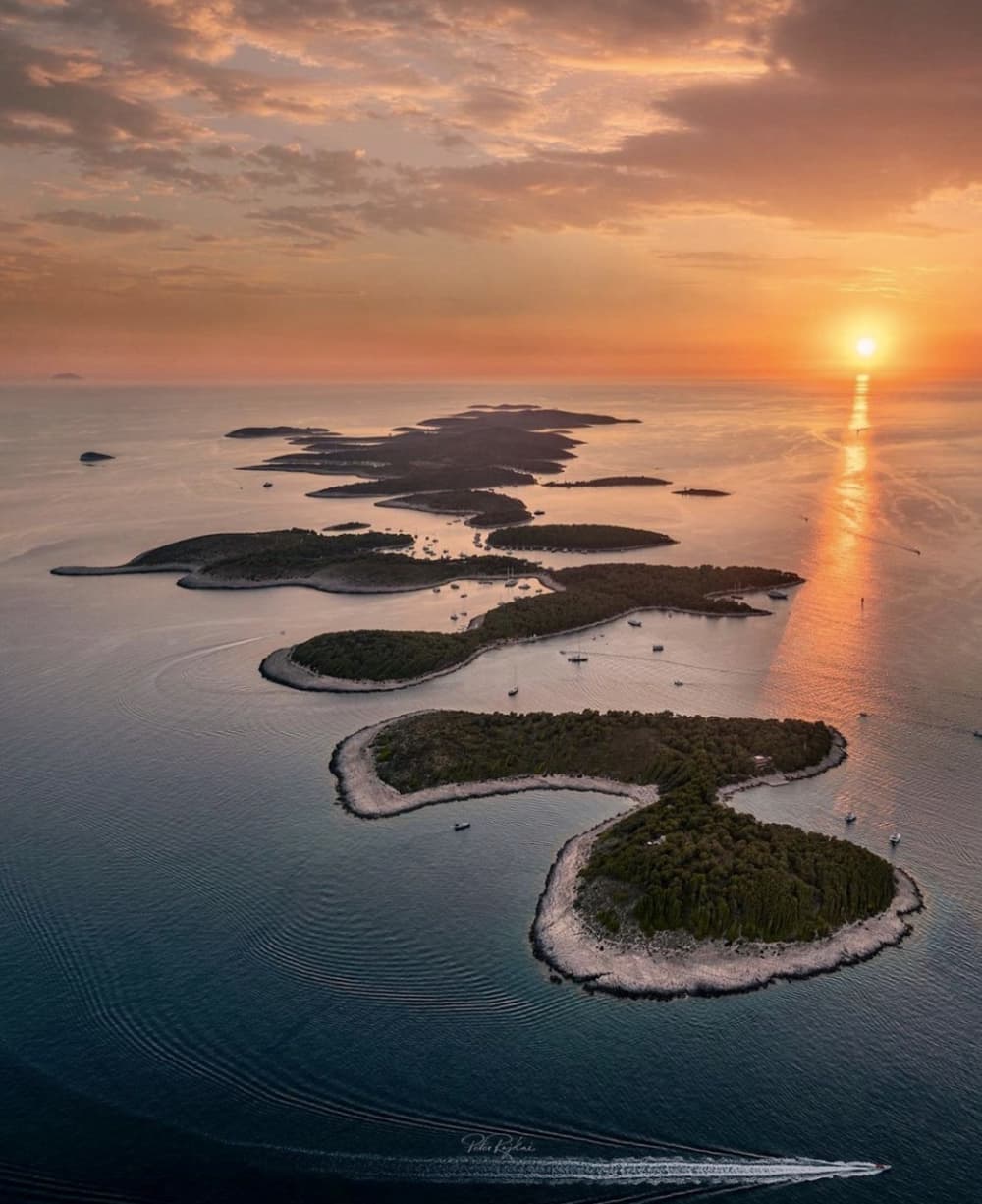PASSEIO AO PÔR DO SOL - Uma experiência única para descobrir a beleza das Ilhas Pakleni ao pôr do sol. Relaxe no barco, aprecie o mar cristalino e observe o sol desaparecer lentamente no horizonte enquanto o céu se tinge de dourado e rosa.