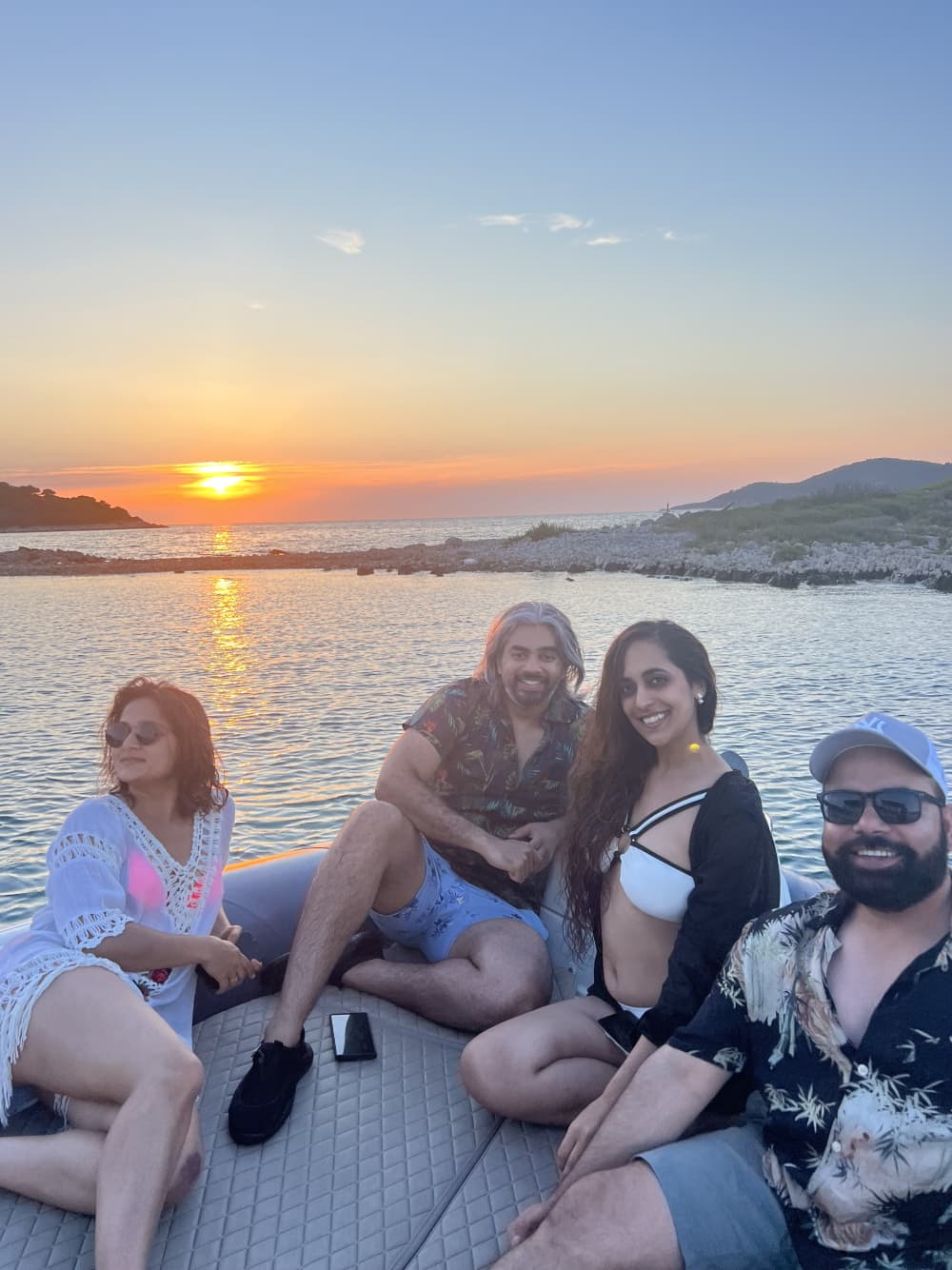 PASSEIO AO PÔR DO SOL - Uma experiência única para descobrir a beleza das Ilhas Pakleni ao pôr do sol. Relaxe no barco, aprecie o mar cristalino e observe o sol desaparecer lentamente no horizonte enquanto o céu se tinge de dourado e rosa.