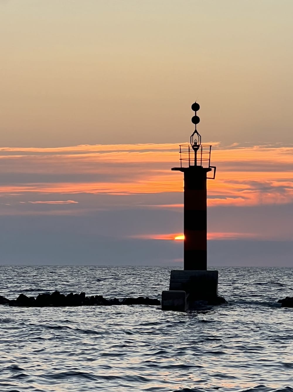 PASSEIO AO PÔR DO SOL - Uma experiência única para descobrir a beleza das Ilhas Pakleni ao pôr do sol. Relaxe no barco, aprecie o mar cristalino e observe o sol desaparecer lentamente no horizonte enquanto o céu se tinge de dourado e rosa.