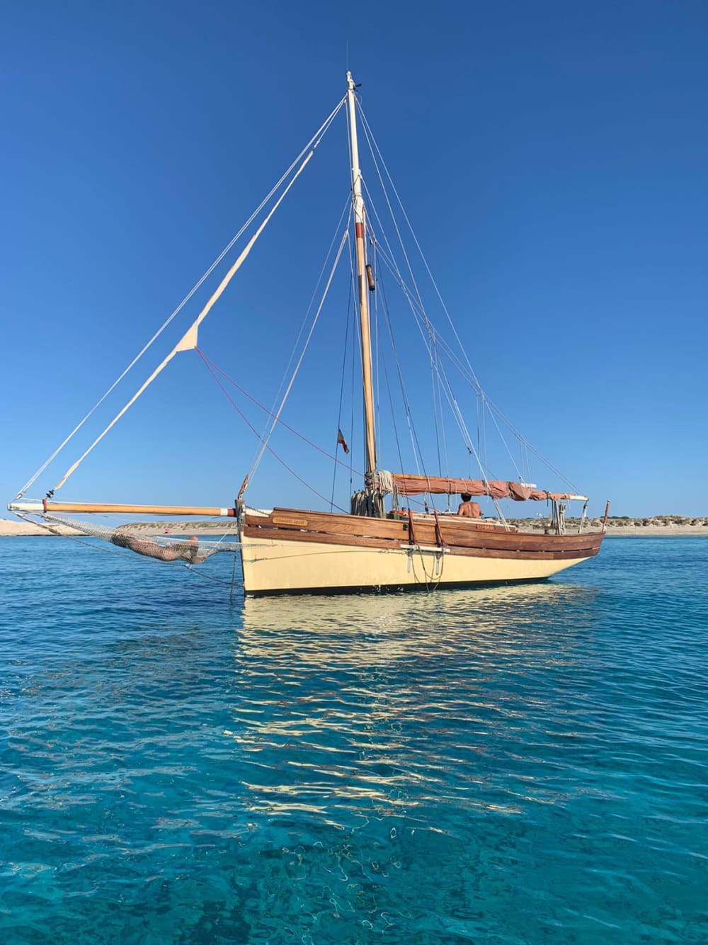 Excursion around the bay of Palma de Mallorca on a unique and exclusive sailboat..!!