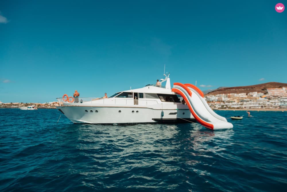 Halbtägiges Yachtabenteuer: Wasseraktivitäten, Meereshöhlen und versteckte Strände