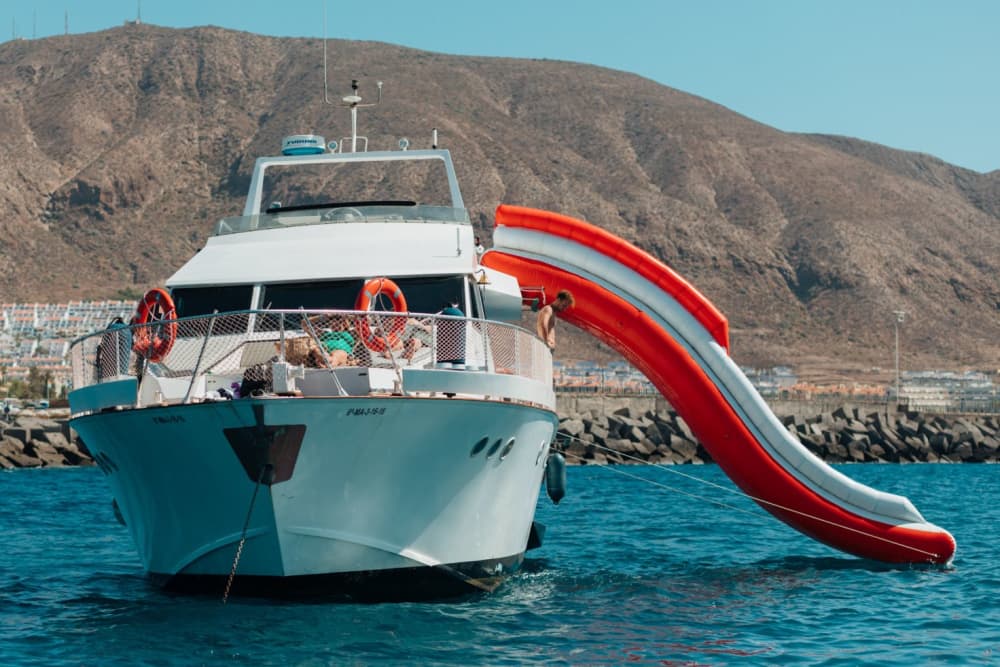 Una giornata indimenticabile in yacht: giochi d'acqua, grotte e spiagge appartate