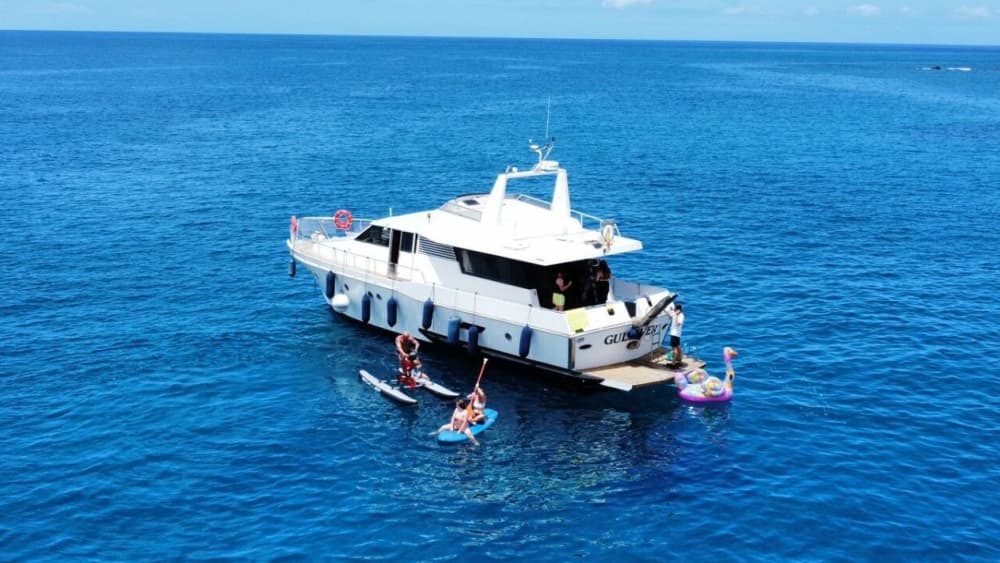 Una giornata indimenticabile in yacht: giochi d'acqua, grotte e spiagge appartate