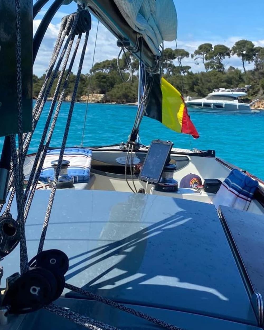 Scopri Golfe Juan a bordo di una barca a vela per un'intera giornata.